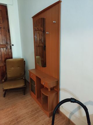 Recibidor de madera con espejo