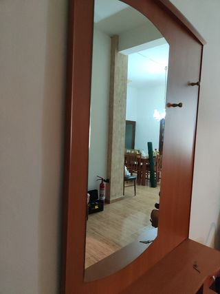 Recibidor de madera con espejo