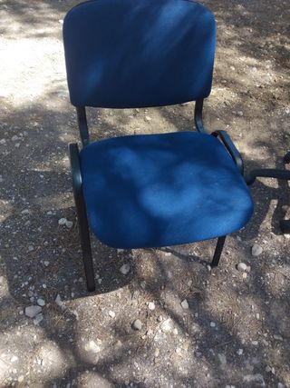 Silla azul y negra de tela y metal