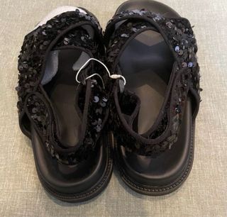 Sandalias negras con lentejuelas