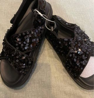 Sandalias negras con lentejuelas