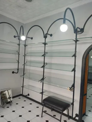 Estanterías expositoras de cristal y metal con luz