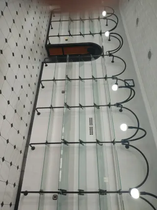 Estanterías expositoras de cristal y metal con luz