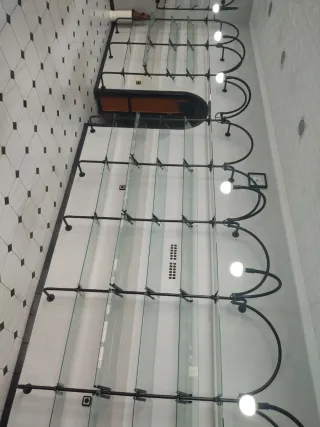 Estanterías expositoras de cristal y metal con luz