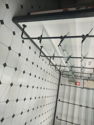 Estanterías expositoras de cristal y metal con luz