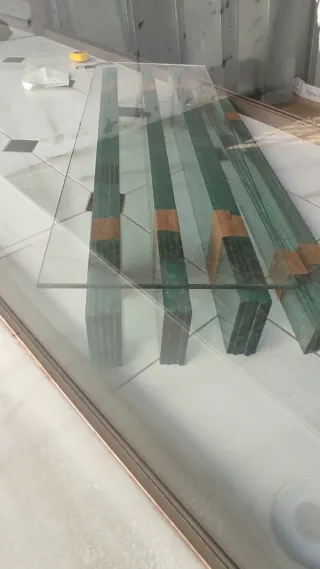 Estanterías expositoras de cristal y metal con Luz