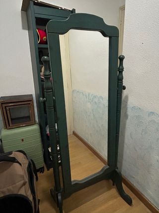 Espejo de pie de madera y cristal
Entrega en mano