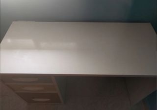 Escritorio con cajones de colores