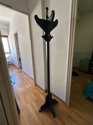 Perchero de pie de madera negro
entrega en mano
