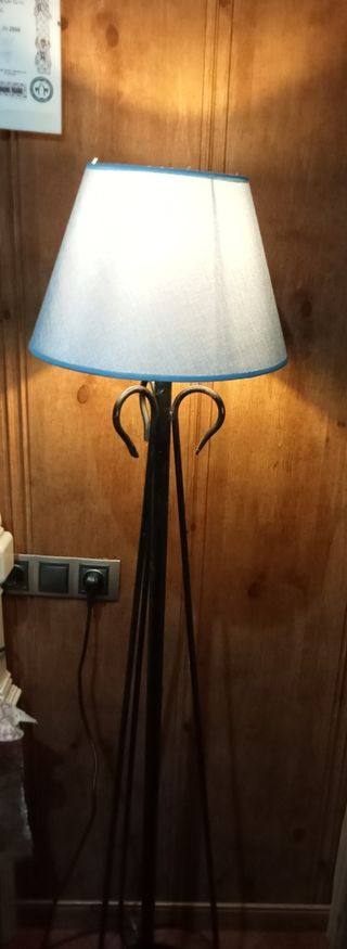 Lámpara de forja azul y negra