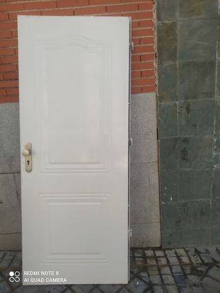 Puerta blanca de casa está con los Marcos 