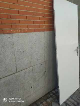 Puerta blanca de casa está con los Marcos 