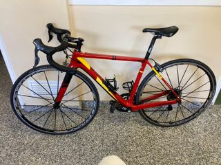 Bicicleta de carbono Orbea Orca Roja y Amarilla