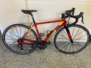 Bicicleta de carbono Orbea Orca Roja y Amarilla