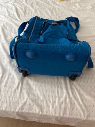 Mochila azul con ruedas, tipo maleta