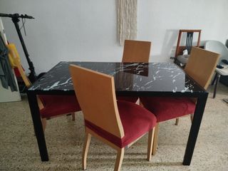 Mesa cristal negro y 4 sillas madera