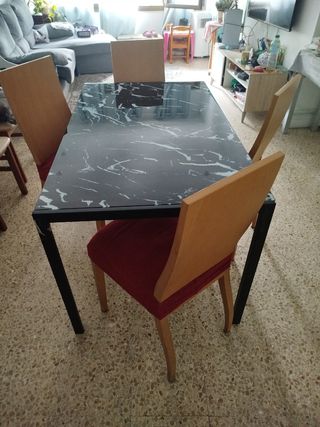 Mesa cristal negro y 4 sillas madera