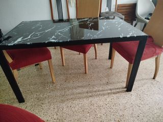 Mesa cristal negro y 4 sillas madera