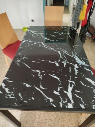 Mesa cristal negro y 4 sillas madera