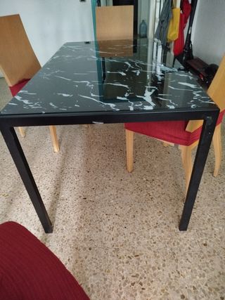 Mesa cristal negro y 4 sillas madera