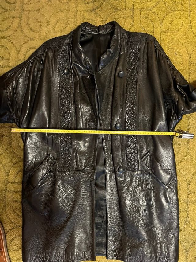 Chaquetón de piel negro totalmente forrado .