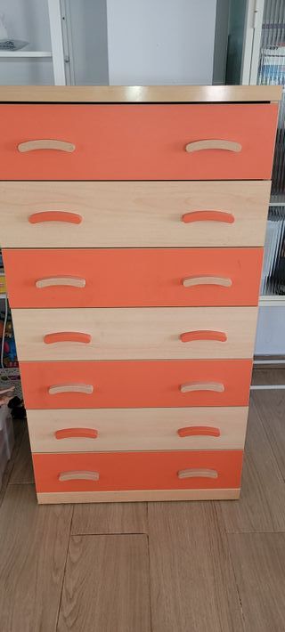 Cómoda infantil de madera. 