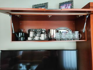 Mueble alto madera y cristal