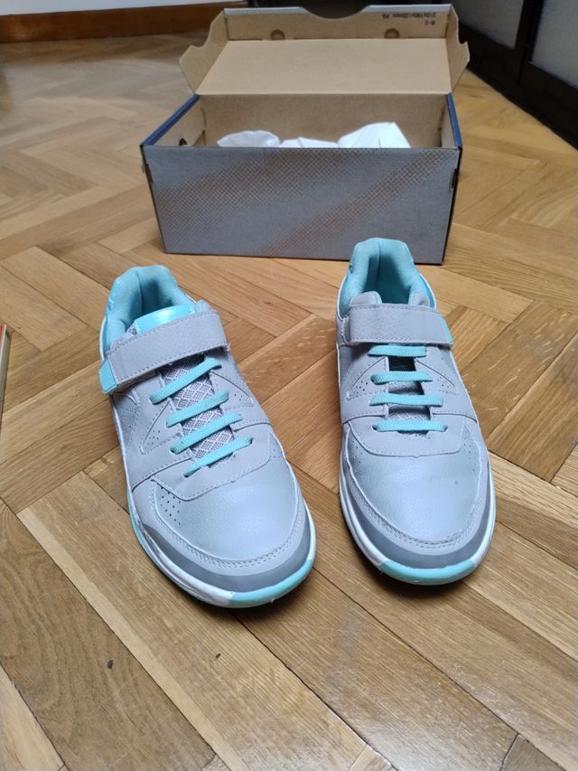 Zapatillas deportivas grises y verde menta