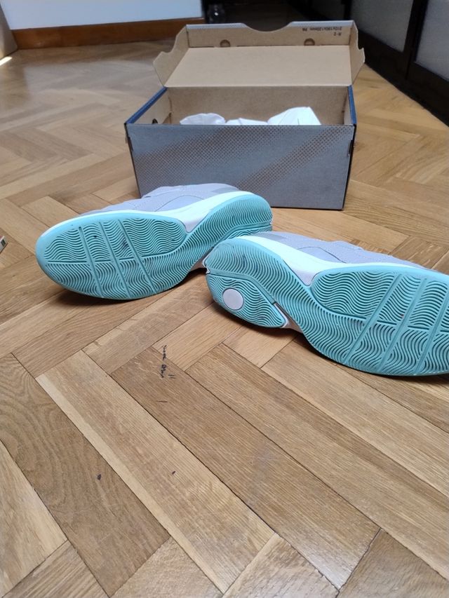 Zapatillas deportivas grises y verde menta