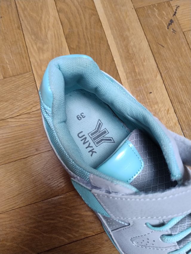 Zapatillas deportivas grises y verde menta