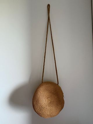 Bolso redondo de rafia