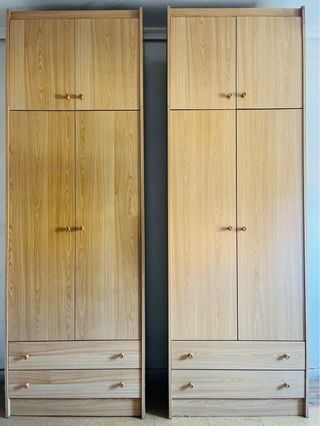 2 Armarios de madera con puertas y cajones