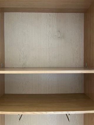 2 Armarios de madera con puertas y cajones