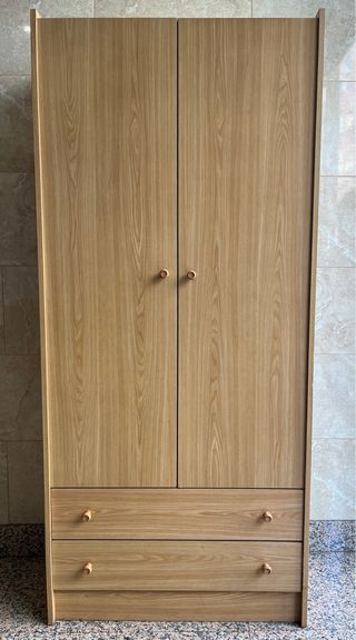 2 Armarios de madera con puertas y cajones