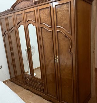 Mobile in legno con specchi