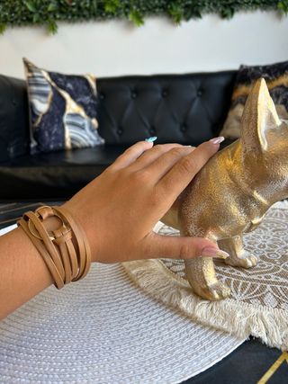 Pulsera de cuero marrón con detalle dorado