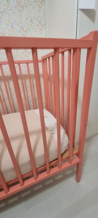 Cuna bebé niña rosa coral marca combelle 60x120