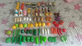 Cocinita de juguete rosa y azul