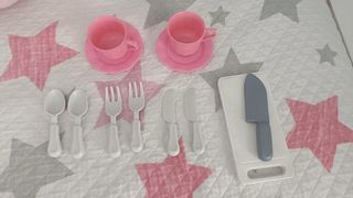 Cocinita de juguete rosa y azul