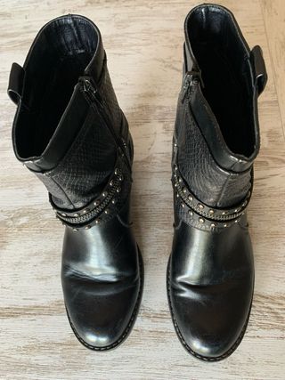 Botines Negros Mustang con Tachuelas