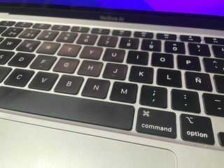 MacBook Air 13” Chip M1. 8GB RAM. 256GB SSD