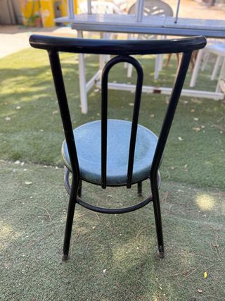 24 Sillas de metal con asiento verde