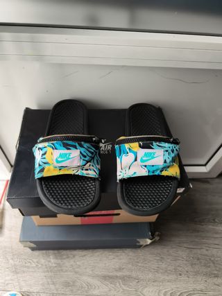 Sandalias Nike Multicolor con bolsillo de cremalle
