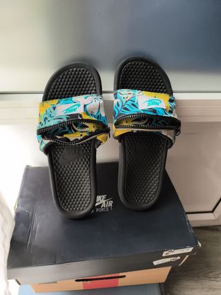 Sandalias Nike Multicolor con bolsillo de cremalle