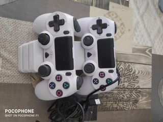 Mandos PS4 con base de carga
