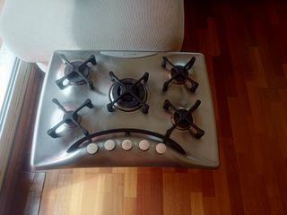 Cocina de gas 5 quemadores.