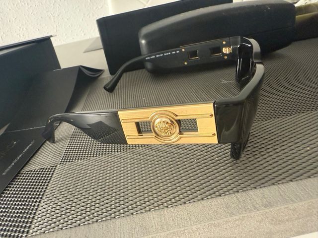 Gafas de sol negras y doradas