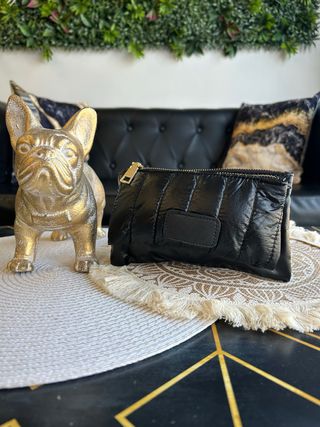 Monedero negro acolchado