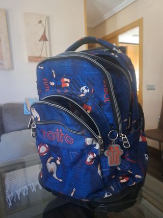 Mochila Totto con Ruedas y Diseño Fútbol