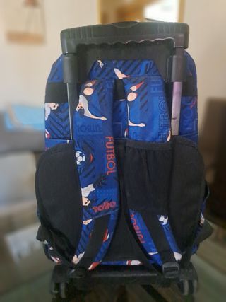 Mochila Totto con Ruedas y Diseño Fútbol